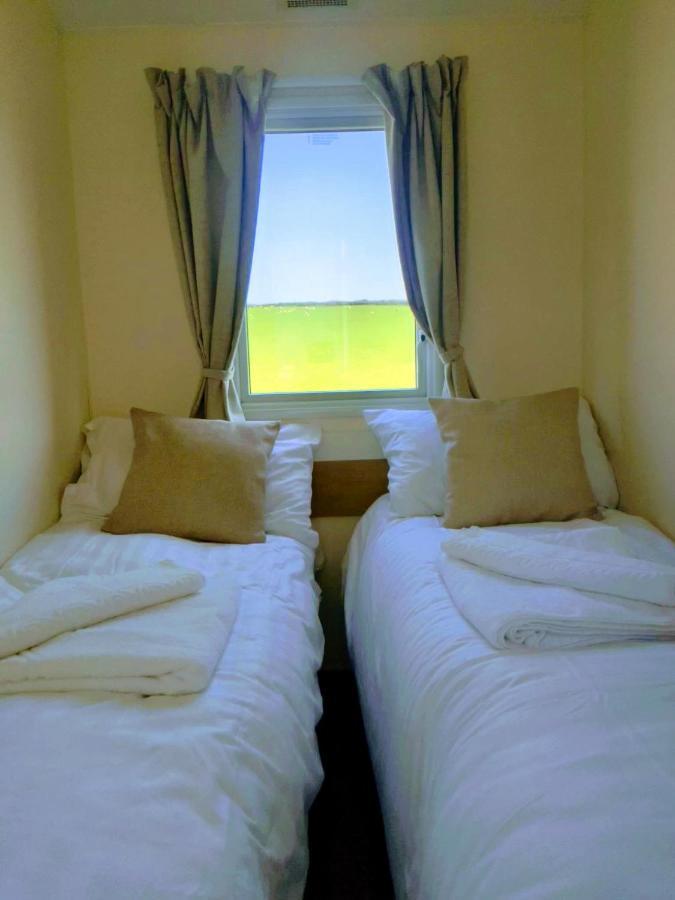 4 Berth Couples And Family Caravan In Beautiful Newquay Bay Resort New Quay Exterior foto